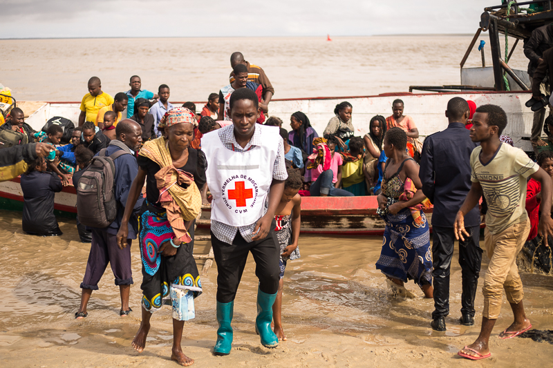 Des bénévoles de la Croix-Rouge du Mozambique participent à l’évacuation d’un village i Des bénévoles de la Croix-Rouge du Mozambique participent à l’évacuation d’un village inondé.
© FICR, Denis Onyodi