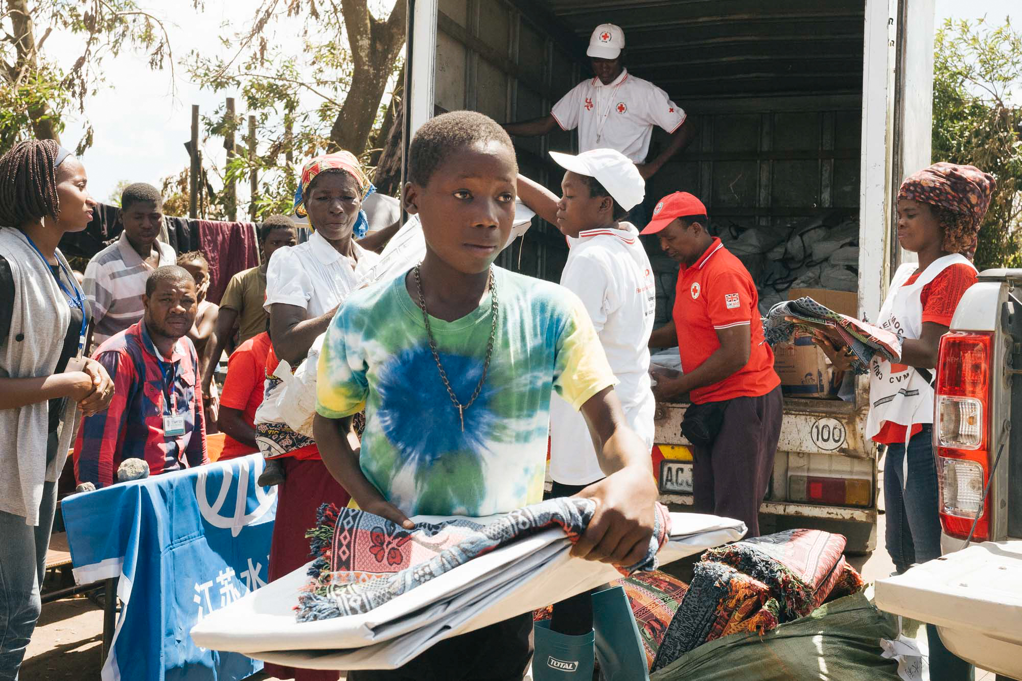 Dans la ville de Beira l’équipe dépêchée par la Croix-Rouge suisse (CRS) coordonne la distribution des biens de secours envoyés par le Mouvement international de la Croix-Rouge et du Croissant-Rouge.